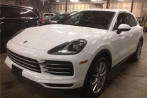 保时捷卡宴作为一个由专门做跑车公司出产的越野车，可谓是将跑车轻便灵巧高速的性能，以及越野车的稳定性安全性能相结合。直接将保时捷卡宴打