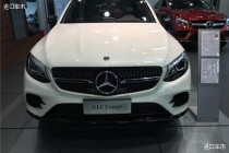 【进口车市】奔驰GLC200采用家族化前脸，镂空双横幅格栅中间的三叉星LOGO是奔驰的最大特征。保险杠造型与GLA十分相似，都是采用宽幅设计，令前脸进