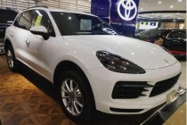 进口车市保时捷就推出了全新一代卡宴，该车凭借着超强的科技感让无数消费者期待。全新的19款保时捷卡宴S和老款相比并没有太大的变化，依旧是传