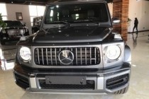 如今越来越多的消费者希望越野车能够有更好的铺装路面表现，来自德国的豪华品牌自然不会让车迷们失望。奔驰G63今年迎来了又一次更新，豪华性与