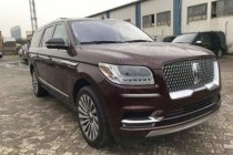 林肯领航员经典的车身设计，造型简洁大方，快来看看。外观成熟而又内涵，潮流舒适两不误，看起来很有质感，不仅好看实用性也很强，这种帅气的