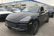 保时捷卡宴是公路上一抹亮丽的炫目风景。虽然身为SUV，却也不可避免地带有许多跑车的特质，这得益于保时捷家族专业生产赛车的优良血脉。保时捷