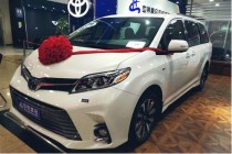 有这样一辆车，它属于MPV领域内的佼佼者。车身尺寸宽大，售价比埃尔法低不少，功能性和舒适性仍然保持了相当高的的水准，同样适合全家出游与商