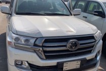 丰田酷路泽5700素来被称为“越野之王”，浑身散射着浑厚的军人气质，兼顾了不同路况的驾驶舒适性，它是真正的越野天才，在强劲不间断的动力中，