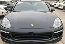 保时捷卡宴作为豪华SUV的首选，它继承了保时捷家族的许多优秀特质，传承了经典的家族设计。并且还拥有“世界上速度最快的越野车”的美誉。该车