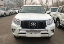 丰田霸道作为一款大型SUV在平行进口车市场中很受人们的追捧，高大的车身，霸气的外形一直吸引着国人的目光，自从发展至今，他总共了经历了四次