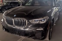 【进口车市】配置:19款加版宝马X5配置:大豪华包(带环影)M运动包单选:底盘升降21轮水晶档把液晶钥匙。生产日期19年4月宝马X5的外观造型上延续了X5的设