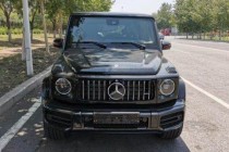 【进口车市】奔驰G63虽然外观风格未变，大灯复古的圆形造型。但奔驰G63AMG还是在大灯下方加入了时下最为流行的日间行车灯。眼前这辆“方盒子”已经...