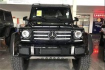 天津港店内实拍18款奔驰G5504x4²，这是一款美规平行进口的，黑色的外观搭配黑色内饰。18款奔驰G5504x4²是一部纯粹的全地形越野车，粗犷的外观，标志