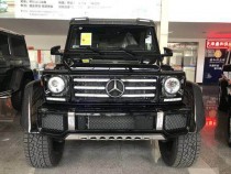 【进口车市】奔驰G级之所以能够成为奔驰SUV家族的“大哥”，就是其出色的越野性能。奔驰G550拥有强度极高的非承载式车身结构，底盘有好几道加强梁...