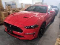 众所周知，在美国的跑车市场中，最受人们欢迎的是那种美式肌肉车，像是福特野马，雪佛兰科迈罗，道奇挑战者等等，这些车在美国人心中，都是有