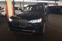 【进口车市】宝马X7采用了宝马SUV家族最新的设计手法，标志性的双肾式前格栅尺寸相比此前车型更加宽大，狭长的激光大灯组以及更加扁平的天使眼LED...