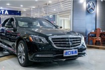 奔驰S560，一个一出生就被打上“豪华”烙印的车型。奔驰S560新车简约又不失精致，大灯和尾灯的三条LED光带交相呼应，全车共配备了12枚倒车雷达，外