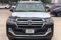 丰田兰德酷路泽4600越野性能卓越，驾乘更威风，车身设计宽大有力，车身线条粗壮，在很多方面都确保了性能的充分发挥，无论是环保性，还是安全性