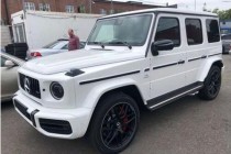 进口车市全新一代奔驰G级保留了延续39年的经典方盒子造型设计，硬朗的线条、出色的越野性能让它成为了很多消费者心目中的DreamCar。与上一代车型相