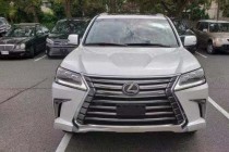 作为豪华SUV中的旗舰，雷克萨斯LX570融合了强悍越野性能和舒适驾乘感受于一身，它完美诠释了“奢华越野SUV”的理念，稳定可靠的越野性、强悍的脱困