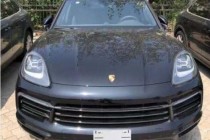 保时捷卡宴虽然身为SUV，却带有许多跑车的特质。因此也成为世界上速度最快的越野车，成为了越野世界中的一个飞驰的“辣椒”。而它的越野能力也