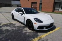 保时捷Panamera具有运动感极强的造型，强劲的动力性能，超大的内部空间，旅行车般的后备箱空间，兼顾轿车、高性能跑车、旅行车等多种车型的优点，...