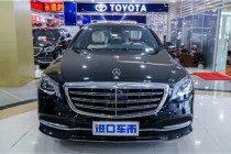 奔驰S560的三横幅式前进气格栅和醒目的立标奔驰logo呈现出极强的品牌辨识度，格栅周边的镀铬装饰恰如其分的显现出奔驰S560的精致感。前保险杠采用三...