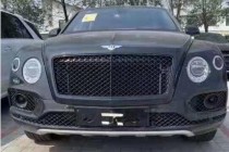 添越的首席设计师SangYupLee，对宾利添越的外观设计给予太多的夸奖，不管是车身线条的每一部分，甚至是细节到车身接缝、色泽他都给予添越高度的好