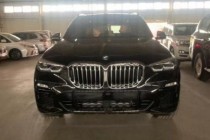 作为宝马品牌的第一款SUV车型，宝马X5在运动性、燃油经济性、空间舒适性上都有不错的表现。动力和刹车在这个级别的SUV里是表现最好的，视野很舒适...