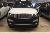 【进口车市】路虎揽胜让人眼前一亮，简洁、标志性的外型凸显揽胜高贵大气的外在。家族款式的金属进气格栅，占据了大半个前脸、前后包围和前后