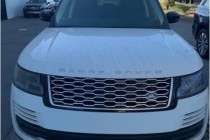 路虎揽胜造型精美，车身宽大但是呈现出来的视觉效果却很唯美，最强劲的动力性能与最完备的全地形能力，是一款让人无法抗拒其魅力的完美座驾。