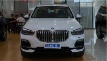 今天为大家介绍的是全新19款宝马X5，作为X5的第四代车型，19款X5在外观尺寸和内饰设计等方面都做了很大的升级，很多网友都说，这是有史以来最帅的X...